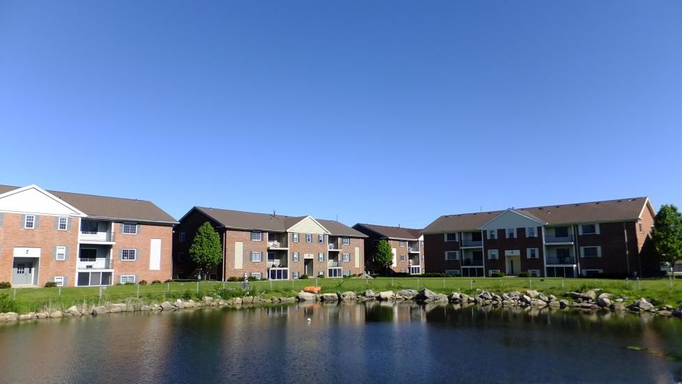 university-village-court-apartments-bowling-green-oh-beautiful-pond